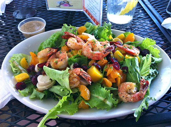 Uma salada que vale um almoço - www.viajandocomaman.com.br - Foto: Amandina Morbeck.