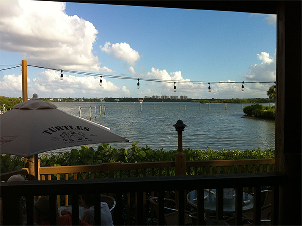 Nos fundos, a vista é para a Baía de Sarasota - www.viajandocomaman.com.br - Foto: Amandina Morbeck.