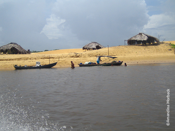 Pescadores nos pequenos lençóis - De Atinas a Barreirinhas nos Lençóis Maranhenses - Foto: Amandina Morbeck.