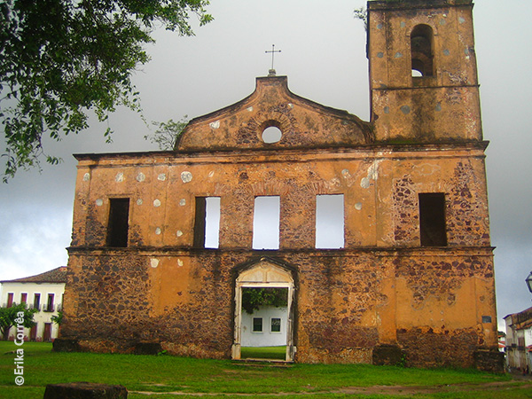 Em Alcântara, Maranhão, ruínas, casarões e calçamento do século XV - Foto: Erika Corrêa.