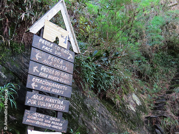 A partir dessa placa começa a subida pela face sul da Pedra do Baú - Foto: Amandina Morbeck.