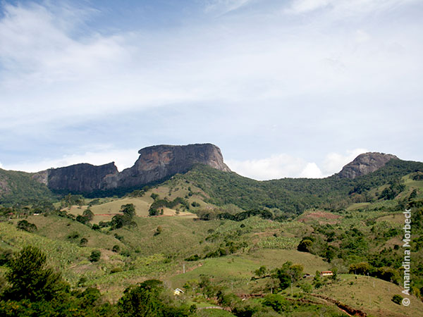 As 3 pedras do complexo bem definidas: Bauzinho, Baú ou Bauzão e Ana Chata - Foto: Amandina Morbeck.