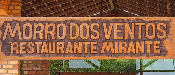 Placa de entrada do Restaurante Morro dos Ventos na Chapada dos Guimarães, Mato Grosso - Foto: Janaina Vieira.