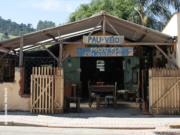 Fachada da loja Pau Véio em Gonçalves, Minas Gerais - Foto: Amandina Morbeck.