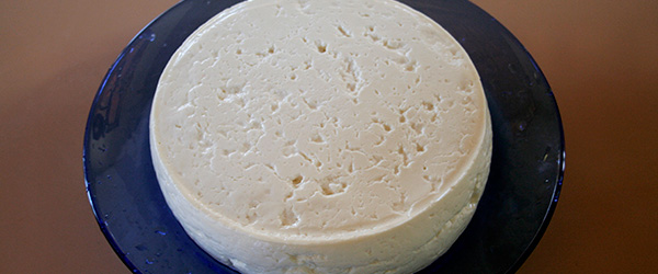 Queijo artesanal feito pela Doroteia - Gonçalves, Minas Gerais - Foto: Amandina Morbeck.