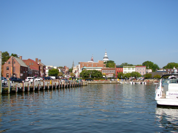 Loneliest Road - A charmosa Annapolis, capital do estado de Maryland (na foto, Dock Street), onde fica a Academia Naval dos Estados Unidos - Foto: Reprodução/Wikipedia.
