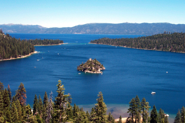 Loneliest Road - Emerald Bay, Lago Tahoe - entre os estados da Califórnia e de Nevada - Foto: Reprodução/Wikipedia.