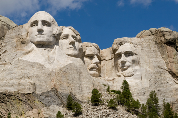 The Oregon Trail - Mount Rushmore em Keystone, South Dakota, com as cabeças de 4 presidentes americanos esculpidas na rocha: George Washington (o primeiro), Thomas Jefferson (o terceiro), Theodore Roosevelt (o vigésimo-sexto) e Abraham Lincoln (o décimo-sexto). Esse gigantesco trabalho foi feito por Gutzon Borglum e seu filho Lincoln Borglum. 