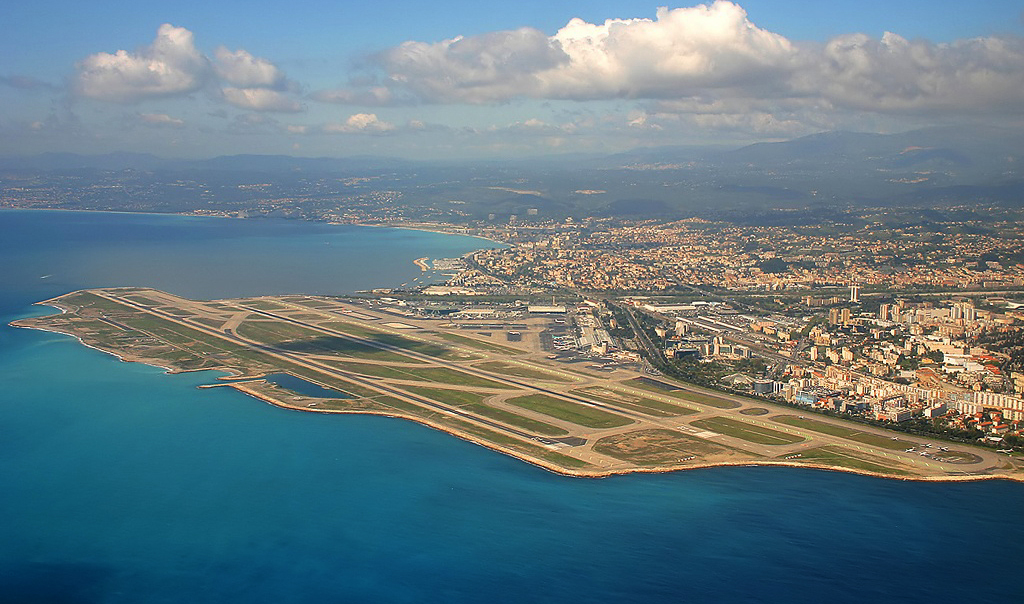 Aeroportos cinematográficos - Uma vista privilegiada da Côte D'Azur ao sair ou chegar ao aeroporto de Nice, França - Foto: Reprodução/Huffington Post.