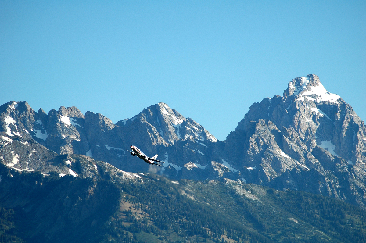 Aeroportos cinematográficos - Localizado dentro do Grand Teton National Park, que já um cartão-postal mesmo para quem está no chão - Foto: Reprodução/Huffington Post.