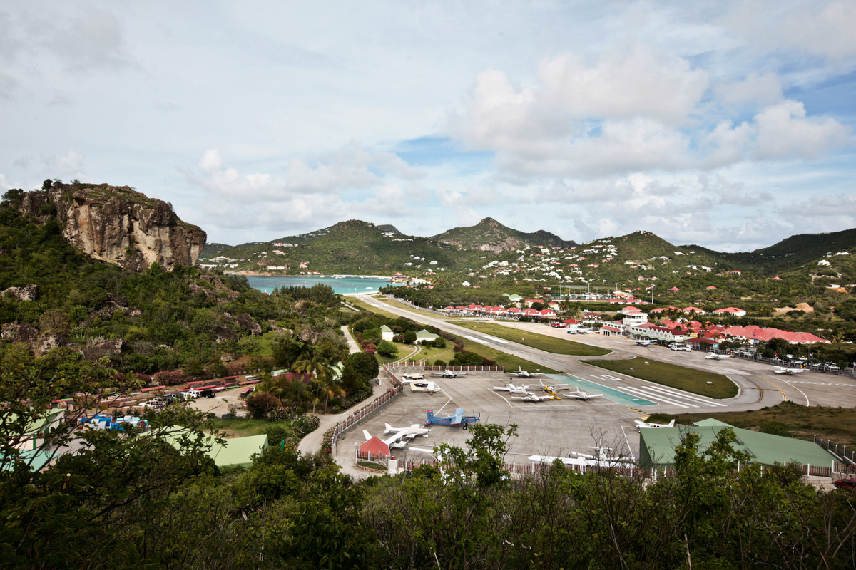 Aeroportos cinematográficos - Dizem que assusta aterrissar entre os morros desse aeroporto, mas a linda vista certamente é mais sedutora que o medo - Foto: Reprodução/Cyril Folliot/AFP/Getty Images.
