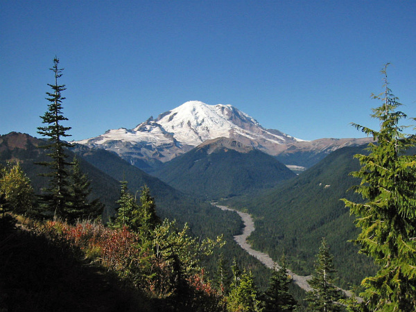 The Great Northern - Cascade Range, em Washington, com Monte Rainier no fundo - Foto: Reprodução/Wikipedia.