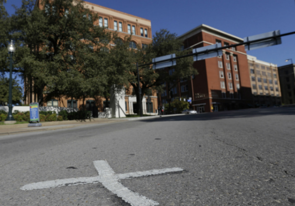 Elm Street, Dallas. Esse marco indica o ponto onde o presidente John F. Kennedy (JFK) recebeu o primeiro tiro em novembro/1963 - Foto: Reprodução/Huffington Post.