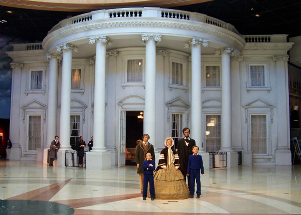 Route 66 - Entrada do Abraham Lincoln Museum, em Springfield, Illinois, com esculturas do ex-presidente americano com sua família. Essa é uma das várias atrações na cidade onde Abraham Lincoln viveu antes de ser eleito e foi enterrado depois de ser assassinado em 1865 - Foto: Reprodução/Abraham Lincoln Museum.