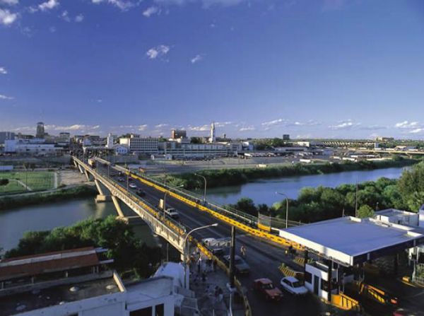 The Road to Nowhere - Laredo, Texas, na margem do Rio Grande, faz na fronteira com o México. Nela, as culturas americana e mexicana se fundem e isso se reflete na música, na gastronomia e nos festivais - Foto: Reprodução/Imagen Radio.