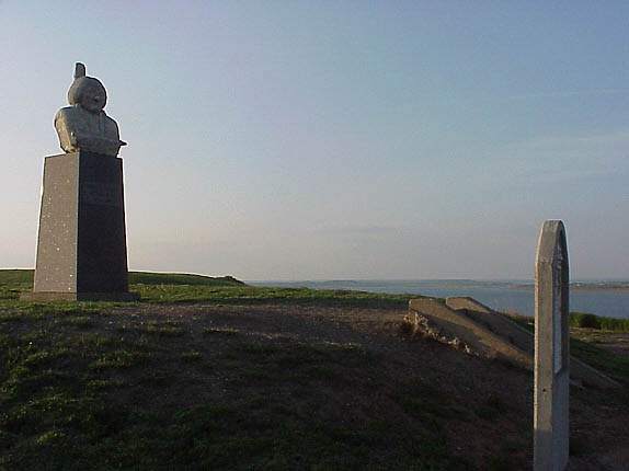 The Road to Nowhere - Monumento em homenagem a Touro Sentado, o grande chefe da tribo de índios sioux, em Mobridge, South Dakota - Foto: Reprodução/Wikipedia.