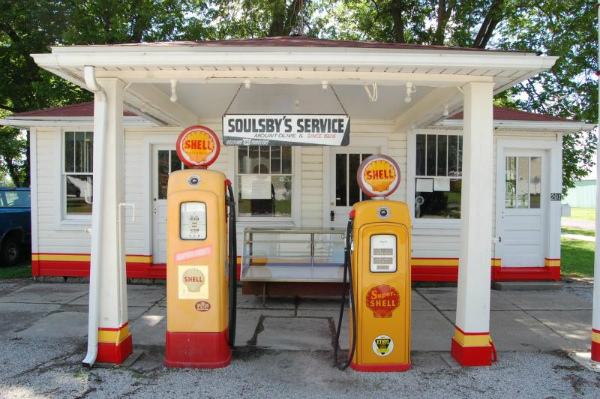 A Soulsby's Service, localizada em Mount Olive, é o posto de abastecimento mais antigo da Route 66 no estado de Illinois, fundado em 1926. Hoje, depois de restaurada, sua aparência é a mesma dos anos 1950. Tornou-se patrimônio histórico, mas não funciona mais. Foto: Reprodução/RoadMaven.