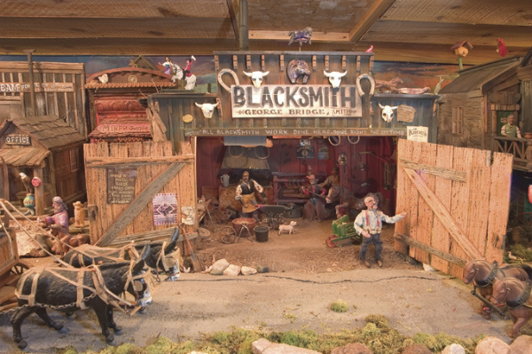 Route 66 - Tinkertown é um museu de miniaturas feitas em madeira que Rob Ward levou 40 anos para esculpir. Peças, como a da foto, são exibidas em 22 cômodos do museu que fica em Sandia Park, New Mexico - Foto: Reprodução/Tinkertown Museum.