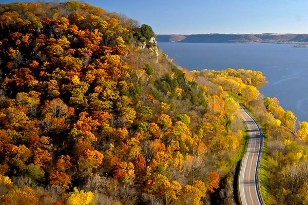 The Great River Road - Bela porção da rodovia no Wisconsin - Foto: Reprodução/Travel Wisconsin.