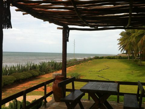 Deck do restaurante da Pousada Enseada dos Amores