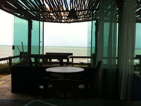 Vista do restaurante da Pousada Enseada dos Amores