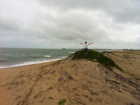 Brincando nas dunas perto da Praia de Tourinhos em São Miguel do Gostoso