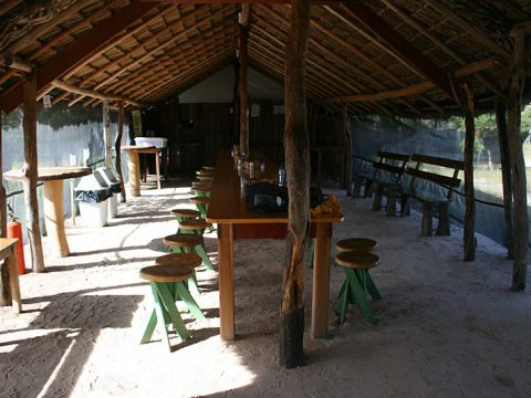 Interior do refeitório no acampamento
