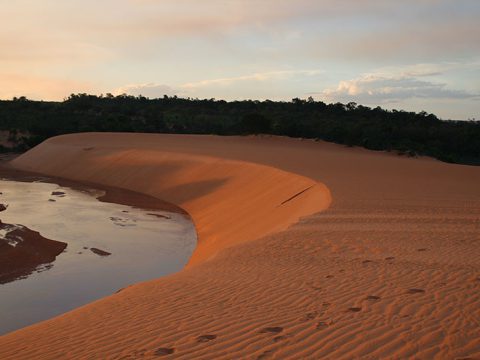 A cor da areia muda de cor com os raios do sol