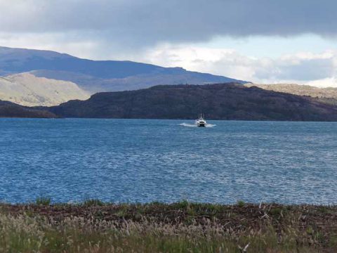 Lago Pehoé e o barco que liga Pudeto ao Refúgio Paine Grande, Torres del Paine