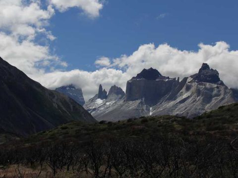 Vista do maciço, com as torres à esquerda. Essa área do parque Torres del Paine foi queimada em 2011
