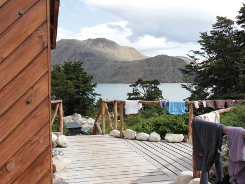 O Refúgio Los Cuernos fica nas margens do Lago Nordernskjold, Torres del Paine