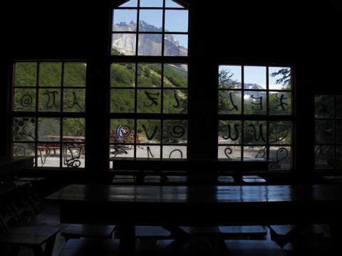 Vista de dentro do restaurante do Refúgio El Chileno