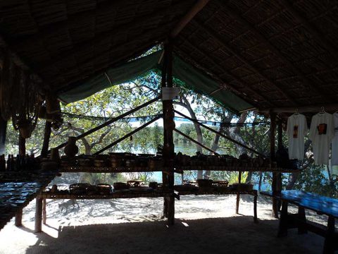 Interior do refeitório no acampamento