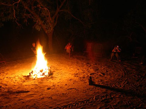 Fogueira na última noite no acampamento