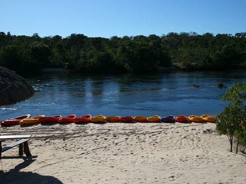 Descer o Rio Novo de caiaque é muito divertido
