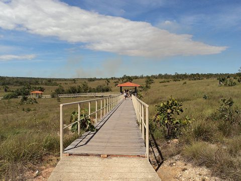 Passarela para ver de perto a Cachoeira da Velha