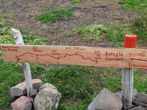 Placa com informações no Circuito W, Torres del Paine