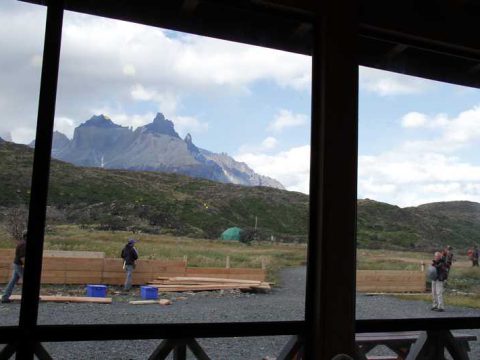 Vista de dentro do restaurante do Refúgio Paine Grande, Torres del Paine