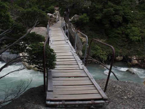 Ponte sobre o rio que corre do lado do Refúgio Los Cuernos, Torres del Paine