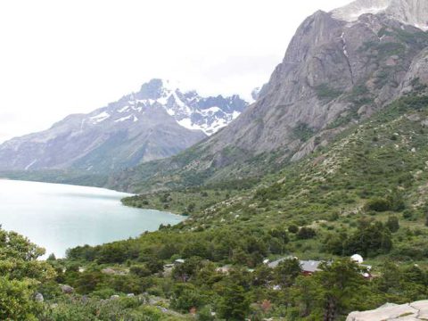 Lago Nordernskjold com o Refúgio Los Cuernos à direita