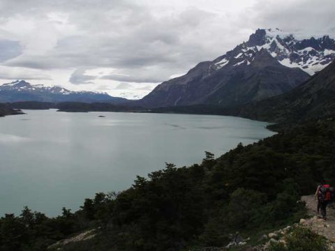 A trilha do Circuito W, Torres del Paine, ao longo do Lago Nordernskjold, Torres del Paine