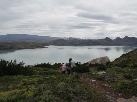 Uma delícia caminhar com essa vista maravilhosa em , Torres del Paine