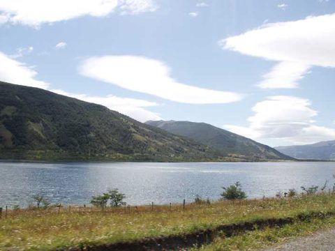 Montanhas e lago