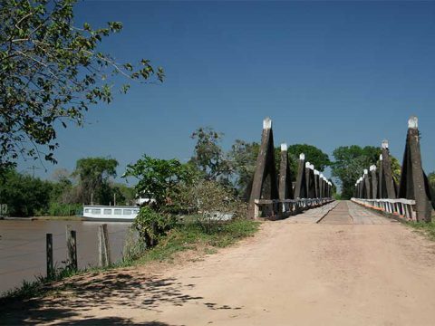 Ponte sobre o Rio Miranda na estrada-parque do Pantanal de Mato Grosso do Sul