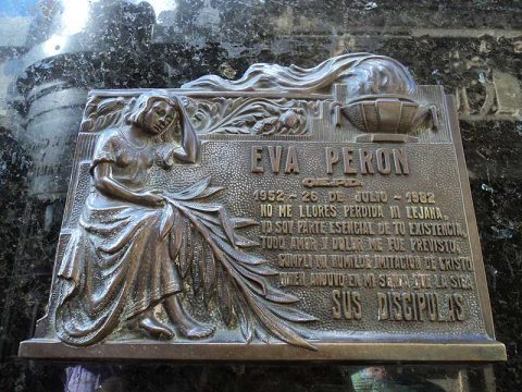 Cemitério da Recoleta - placa em homenagem a Evita Perón