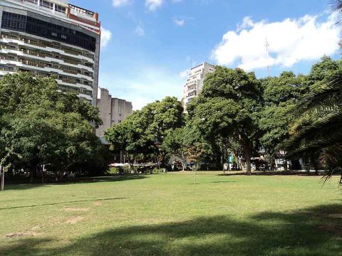 Praça em frente ao Cemitério da Recoleta