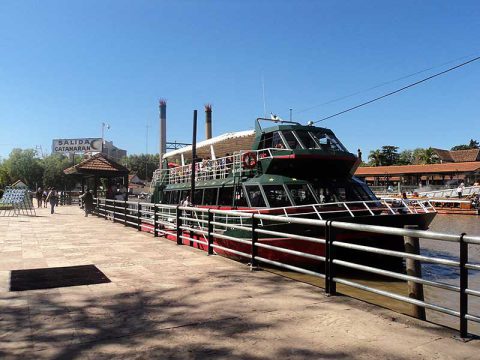 Barco que leva turistas para passeio