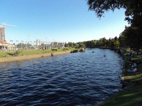 Canal que corta a cidade