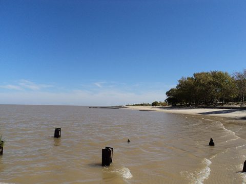 Praia às margens do Rio da Prata