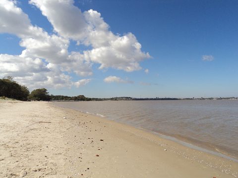 Praia às margens do Rio da Prata